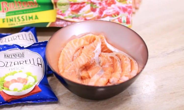 Skär den röda fiskfiléen i identiska bitar, salt, peppar efter smak.