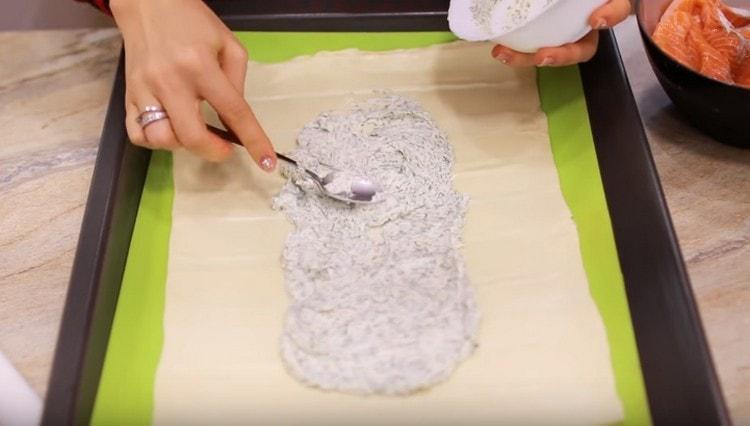 I mitten av bakverkets rektangel med en lång, bred remsa, sprid Philadelphia ost.