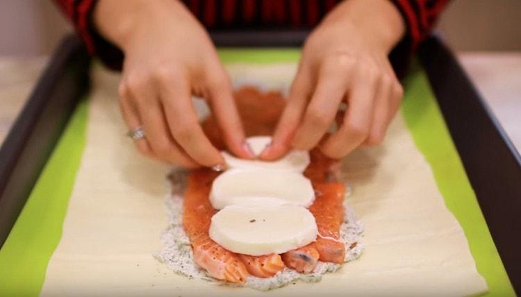 Lägg mozzarellaskivorna på fisken.