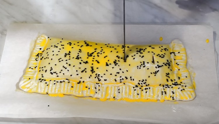 Vi gör skär på ytan av kakan för att släppa ånga.