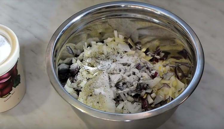 Lägg löken till köttfärs, salt. peppar.