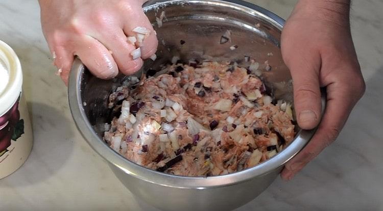 Rör om köttfärs med löken.