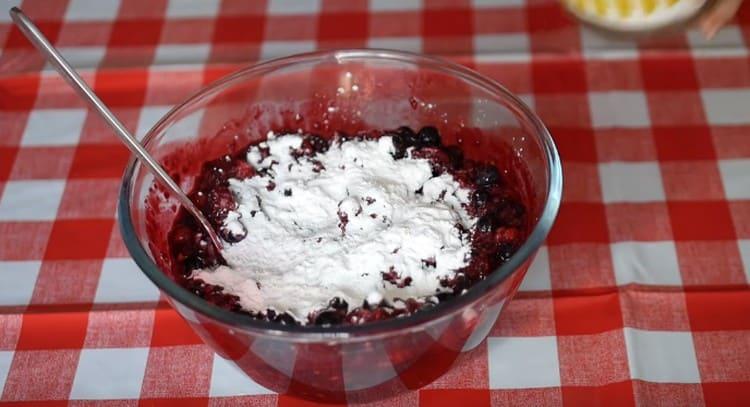 Adăugați amidon la umplutură.