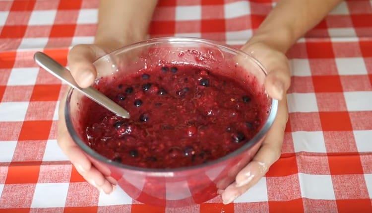 Se adaugă zahărul, se amestecă și umplutura este gata.