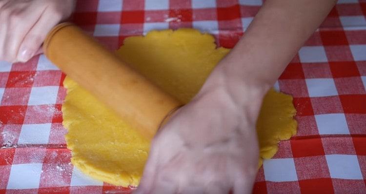 Turnăm un pic mai mult aluatul.