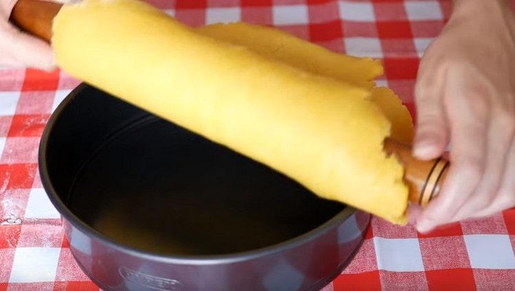 Transformăm aluatul în formă.