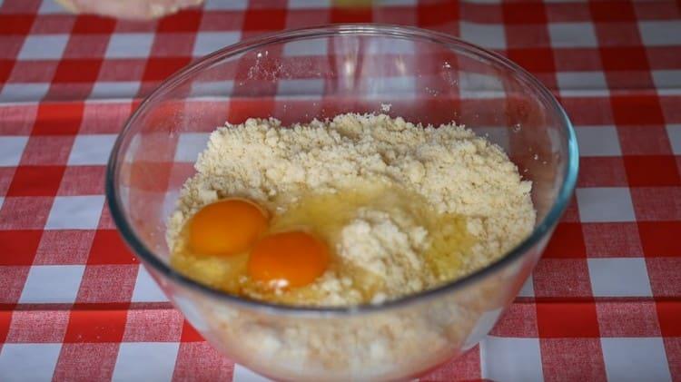 Adăugați ouăle și frământați aluatul.