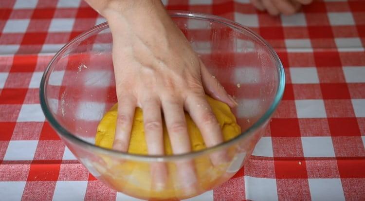 Un astfel de aluat trebuie trimis la frigider.