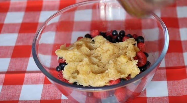 Frecați mărul pe o răzătoare. stoarceți sucul din el și adăugați această pulpă la fructe de pădure.