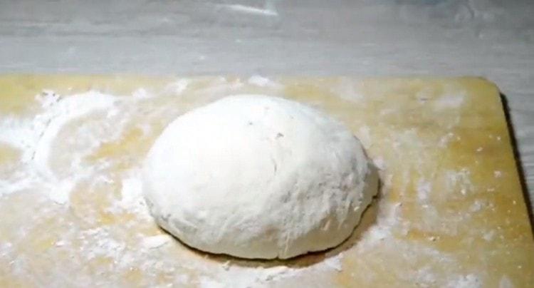 Amasse rapidamente uma massa bem firme.