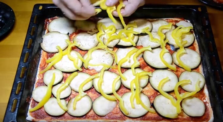 Espalhamos o pimentão na berinjela.