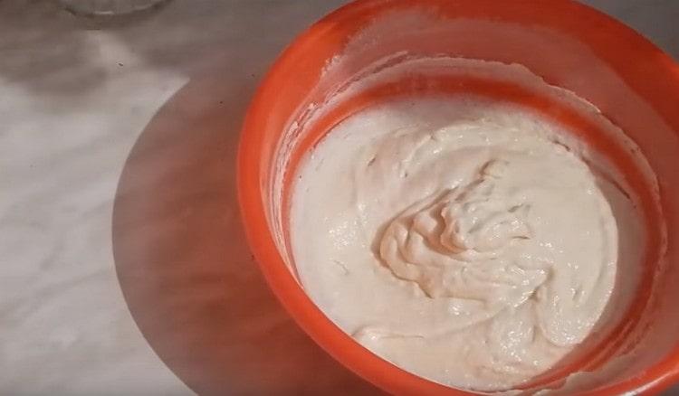 Bir çırpma teli ile krep gibi kalın bir test yapın.