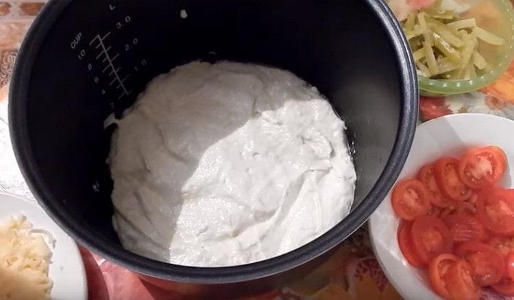 Yağlanmış, çok pişirilmiş bir kasede, hamuru yayın.