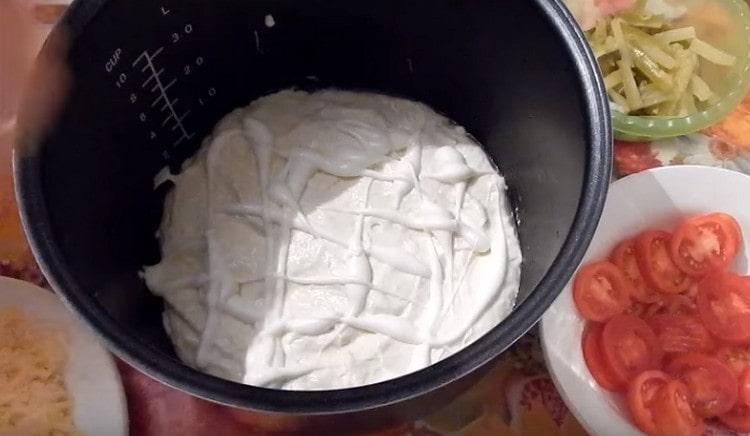 Hamur, mayonez, ketçap veya diğer soslarla yağlanabilir.