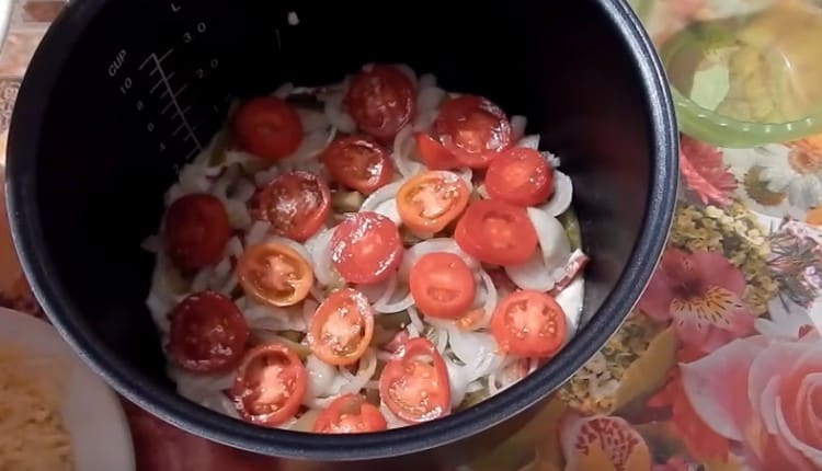 Hamuru üzerine doldurduk.