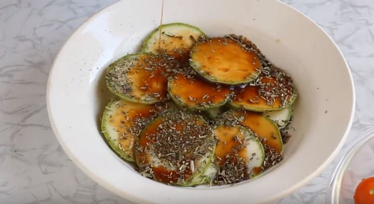 Pour the slices of zucchini with soy sauce.
