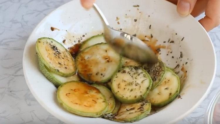Stir the zucchini and leave to marinate.
