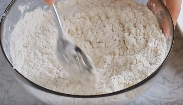 Mix the flour so that the butter is evenly distributed on it.