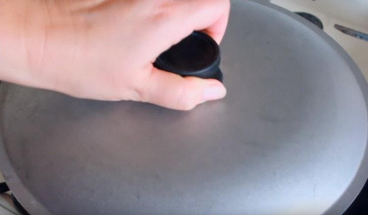 Zakryjte pánev víkem.