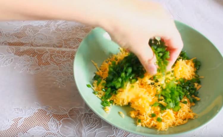 Během vaření pizzy smíchejte sýr s nakrájenou cibulkou.