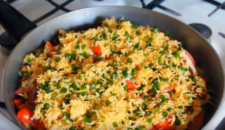 Posypte téměř hotové jídlo sýrem a bylinkami.