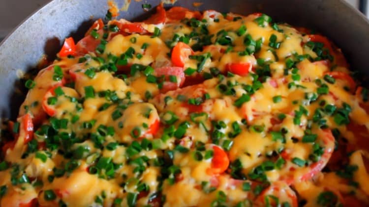 Pizzu znovu zakryjte, aby se sýr rozpustil.