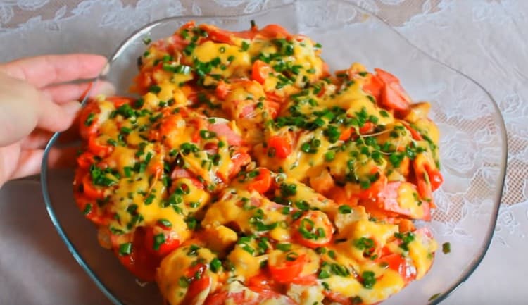 Pizza z bochníku na pánvi vypadá velmi chutný.