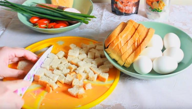 Nakrájejte bochník na malou kostku.