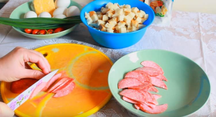 Uzavřeli jsme klobásu do půlkruhu.