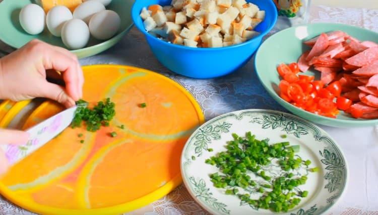 Nakrájejte cherry rajčata na kousky a nakrájejte zelenou cibuli.