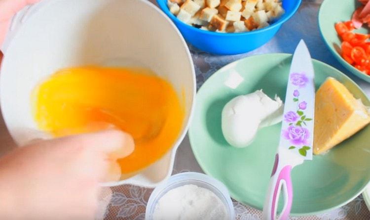 Porazte vejce vidličkou nebo šlehačkou.