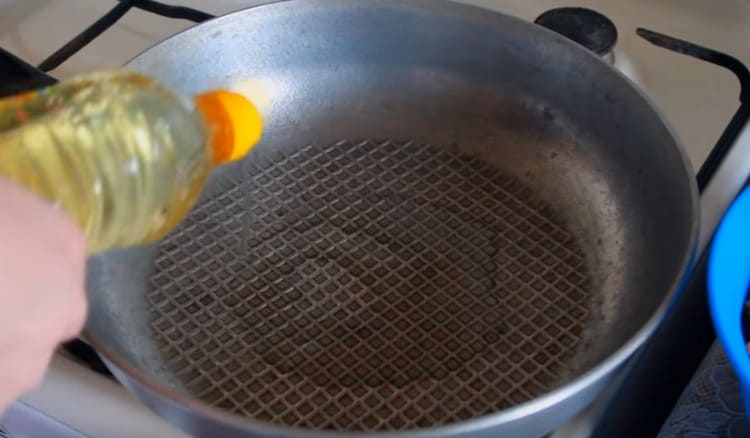 Hřejeme pánev, nalijeme rostlinný olej.