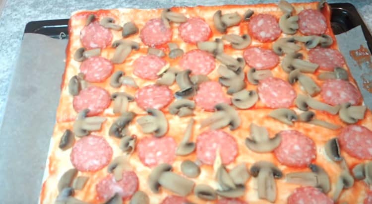 Acum facem și stratul de ciuperci.