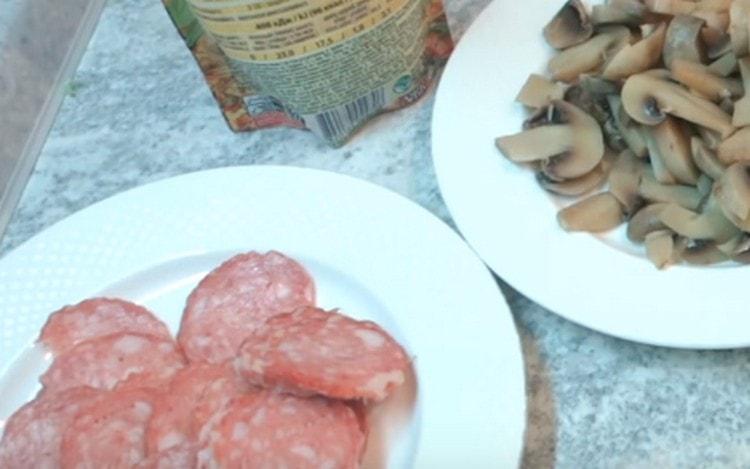 Taiem carnatul in felii subtiri.