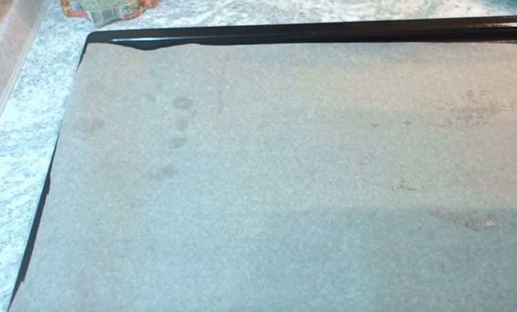 Acoperiți foaia de copt cu hârtie pergament.