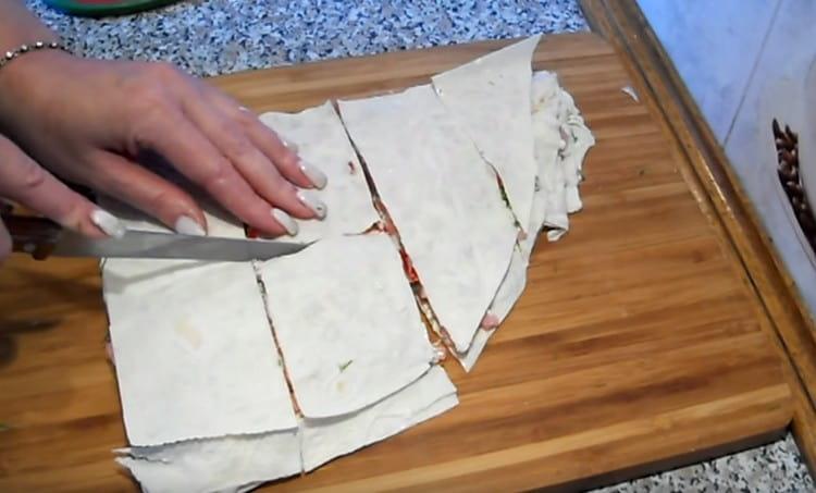 Tăiați piesa de lucru rezultată în bucăți porționate.