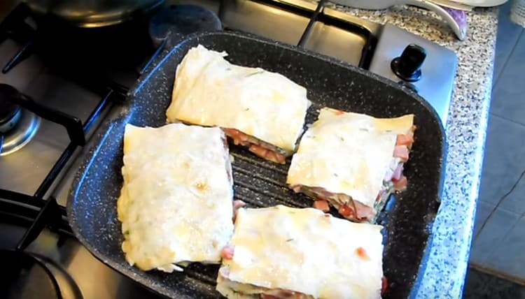 După ce am băgat felii de pizza improvizată într-un ou, le-am întins într-o tigaie încălzită.