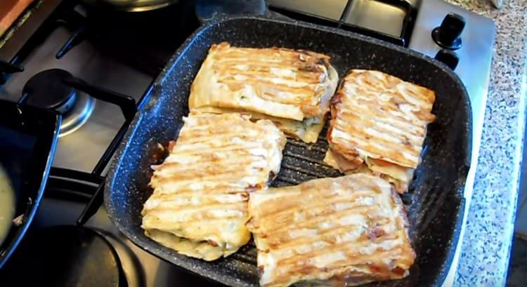 Prăjiți bucățile pe ambele părți.