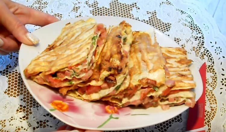 Aici avem o astfel de pizza originală din pâinea pita într-o tigaie.