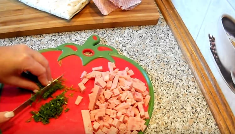 Se macină ierburile proaspete.