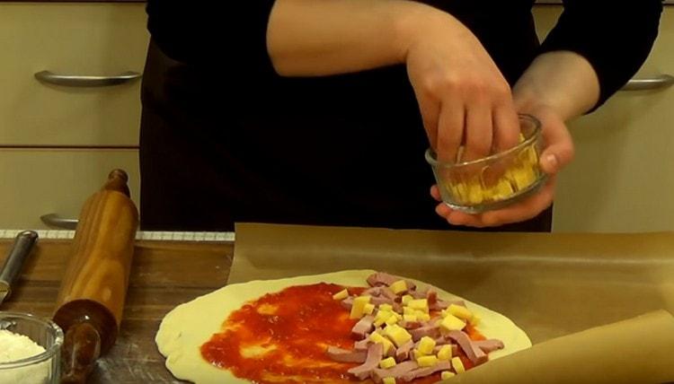 Apoi, adăugați bucățile de brânză.