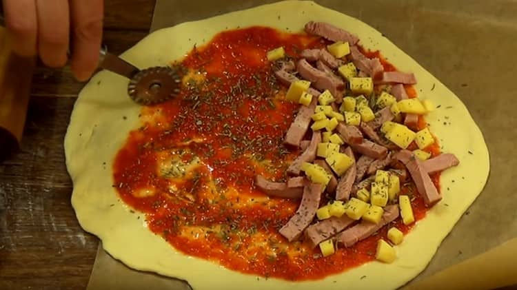 Pe jumătatea patiserie fără umplutură, faceți trei tăieturi.