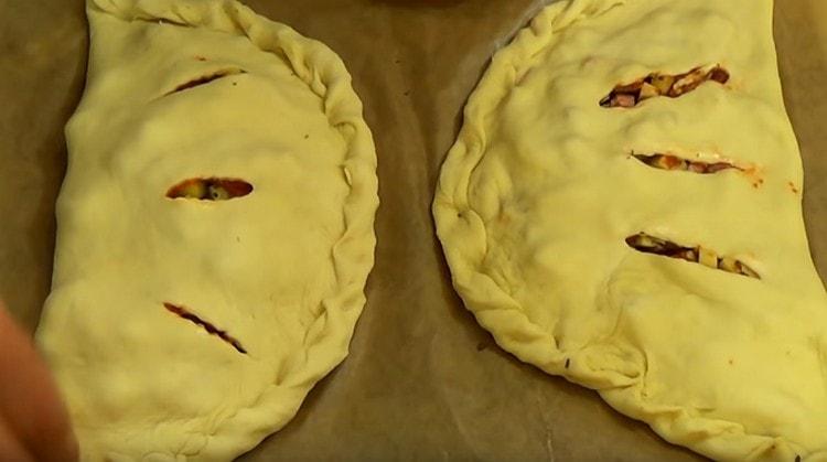 Înțepem semifabricatele pe principiul găluștelor.