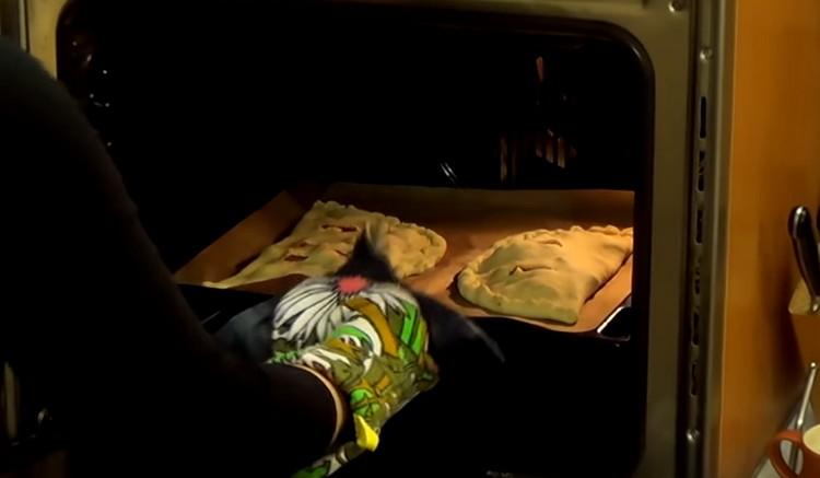 Trimitem calzone la cuptor.