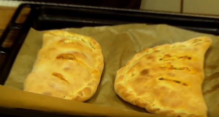 După cum puteți vedea, pizza calzone este destul de capabilă să surprindă nu doar cu un gust plăcut, dar și cu un aspect original.