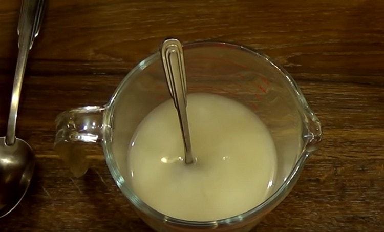 De asemenea, adăugăm sare și amestecăm lichidul.