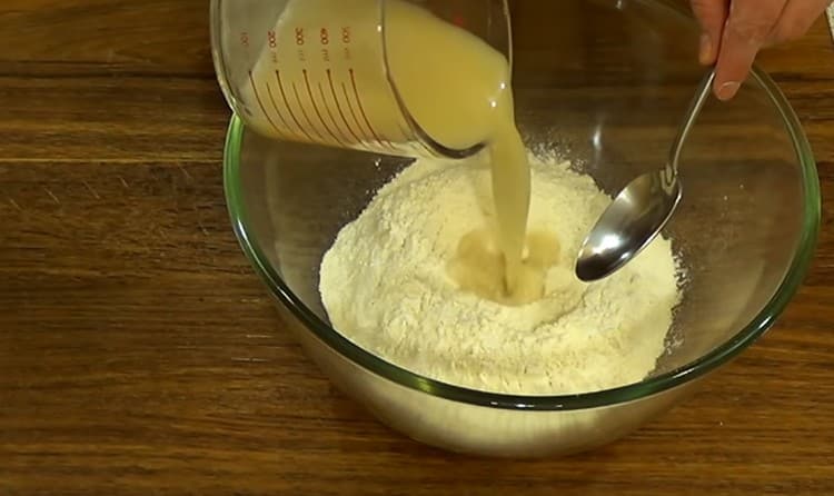 Introducem lichidul cu drojdia în făina cernută.