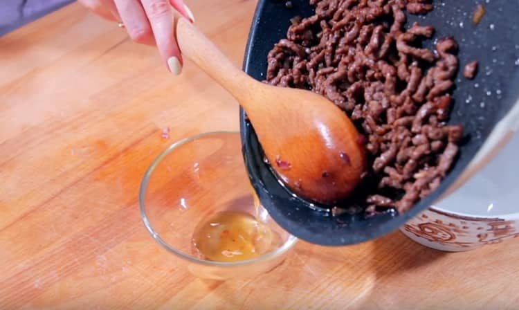 Când umplutura este gata, scurgeți excesul de grăsime din ea.