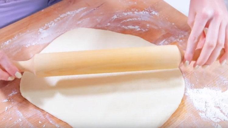 Rulează aluatul pe o suprafață pudră.