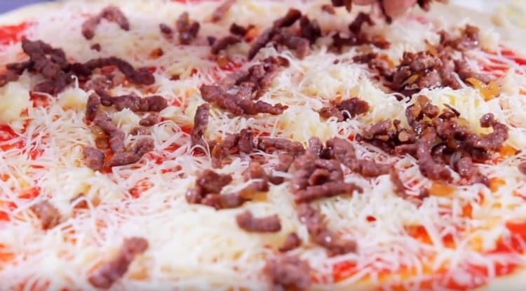 Întindeți stratul de carne tocată.